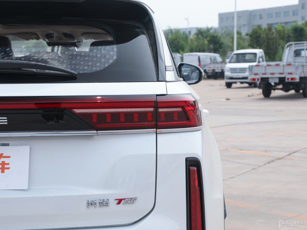珠光白奔騰T99車(chē)尾外觀圖片