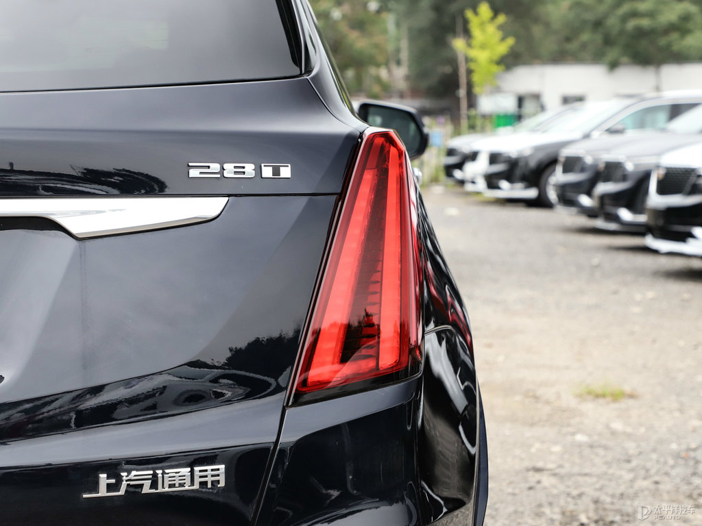 黛藍(lán)凱迪拉克XT5車(chē)尾外觀圖片