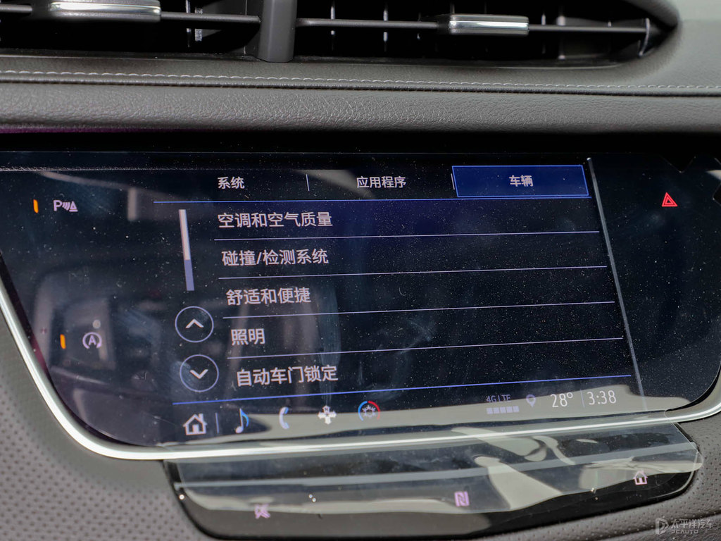 黛藍(lán)凱迪拉克XT5中控內(nèi)飾圖片