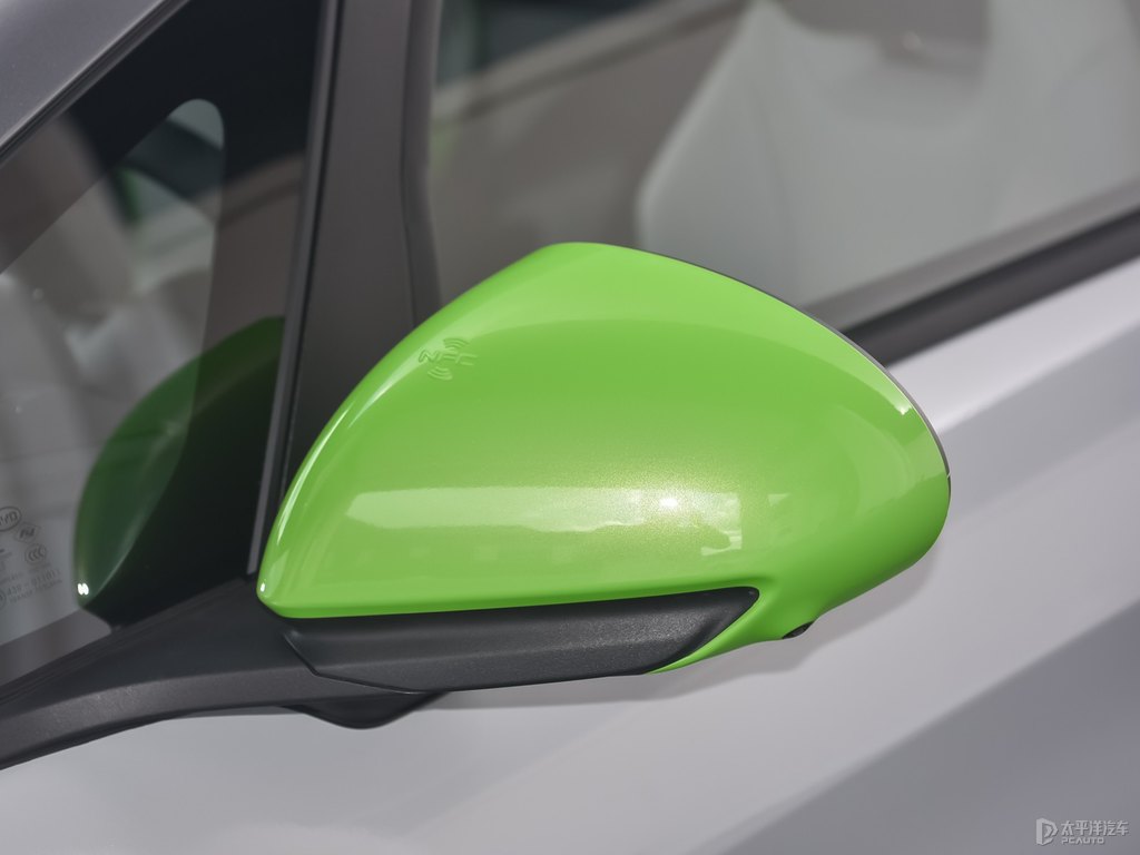 嘟嘟白+颯颯綠海豚車(chē)身外觀圖片