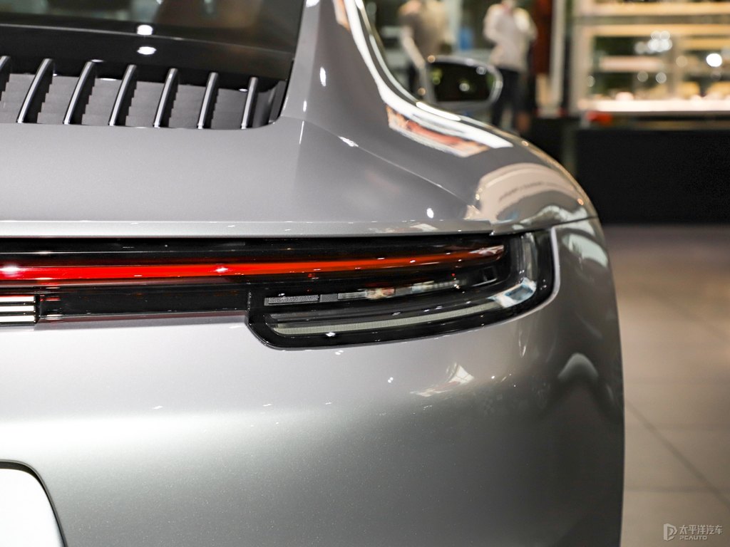 GT銀保時捷911車尾外觀圖片