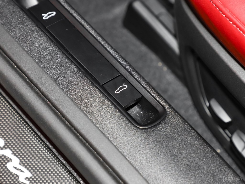 GT銀保時(shí)捷911中控內(nèi)飾圖片