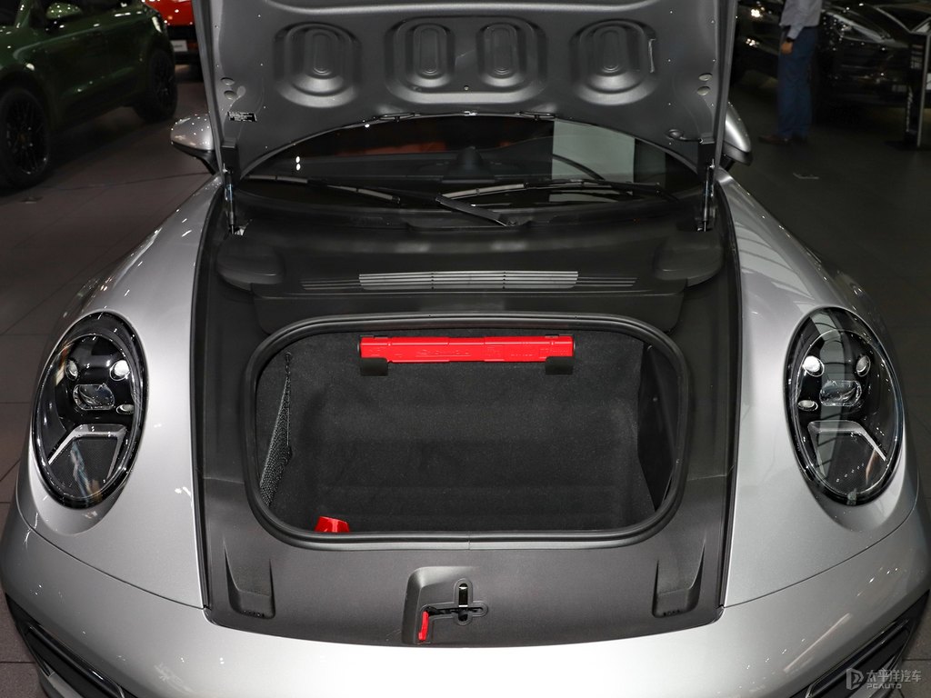 GT銀保時(shí)捷911后備廂空間圖片