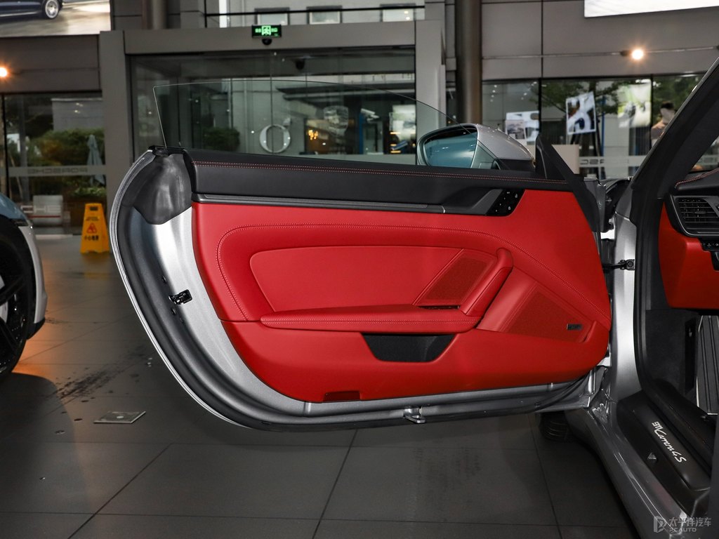 GT銀保時(shí)捷911車(chē)廂內(nèi)飾圖片