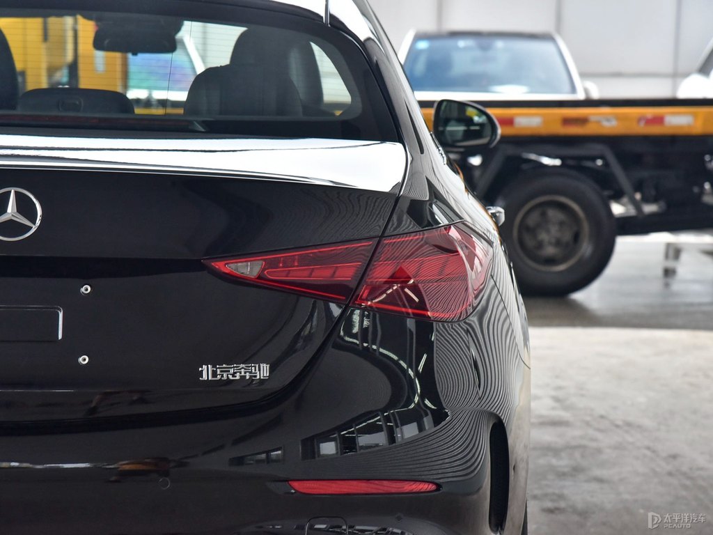 曜巖黑奔馳C級(jí)車尾外觀圖片