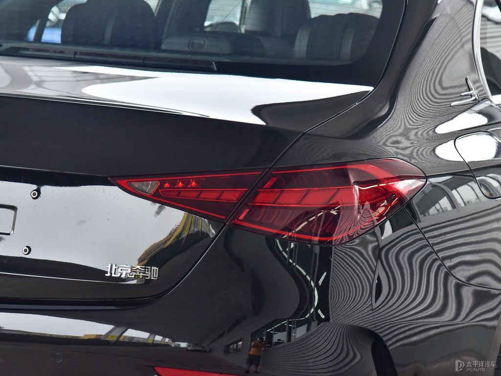 曜巖黑奔馳C級車尾外觀圖片