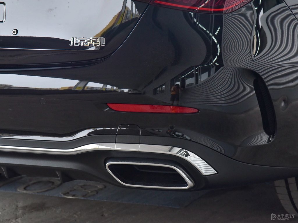 曜巖黑奔馳C級(jí)車尾外觀圖片