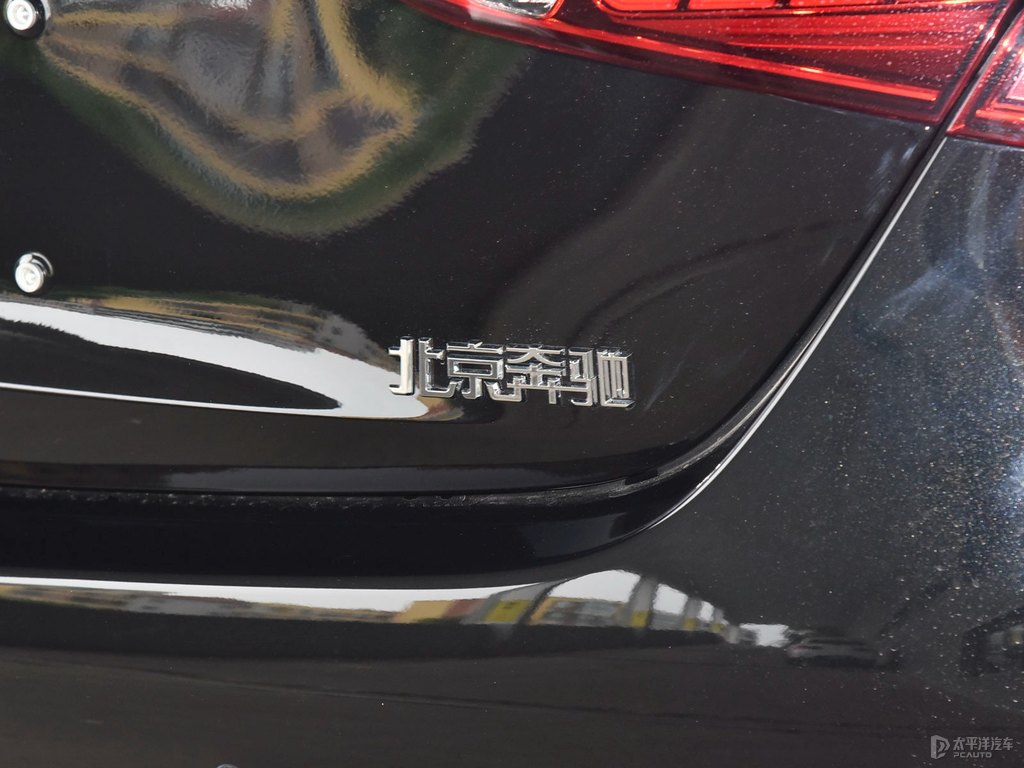 曜巖黑奔馳C級車尾外觀圖片