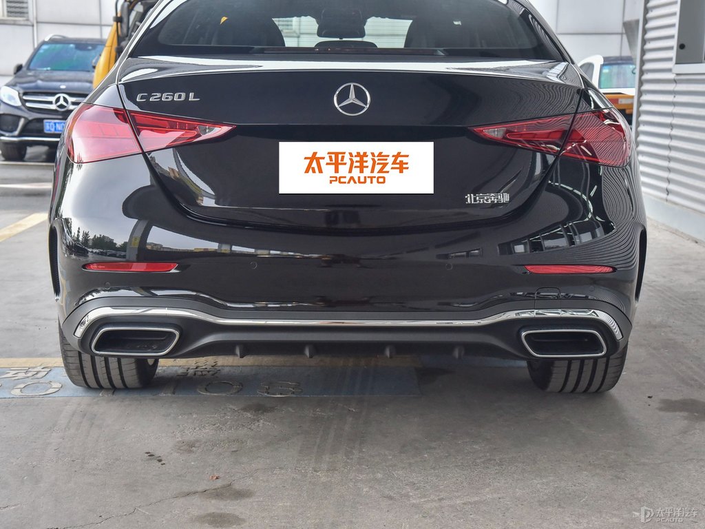 曜巖黑奔馳C級車尾外觀圖片