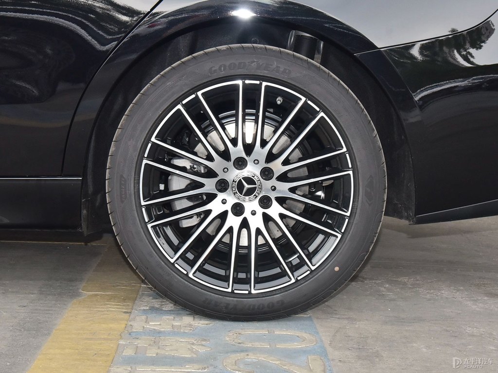 曜巖黑奔馳C級(jí)車身外觀圖片