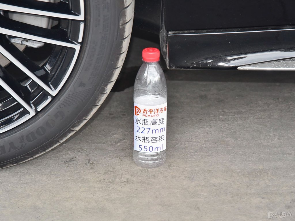 曜巖黑奔馳C級車身外觀圖片