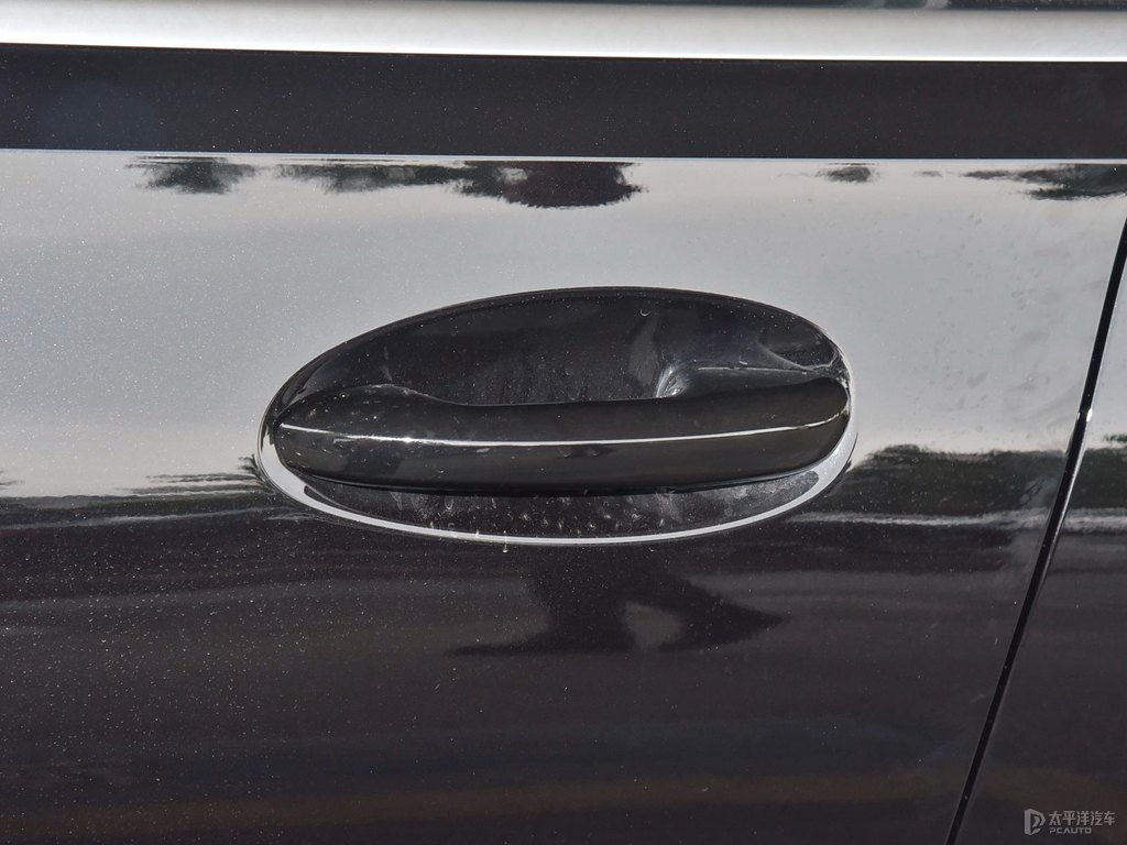曜巖黑奔馳C級車身外觀圖片