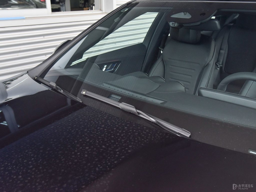 曜巖黑奔馳C級車身外觀圖片