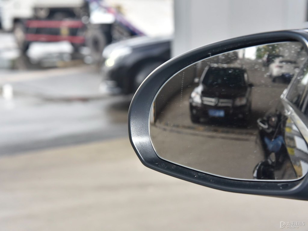 曜巖黑奔馳C級(jí)車身外觀圖片