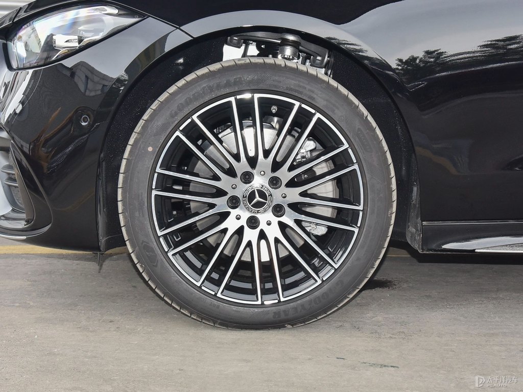 曜巖黑奔馳C級(jí)車(chē)身外觀(guān)圖片