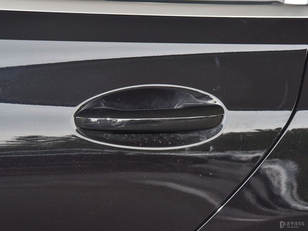 曜巖黑奔馳C級(jí)車(chē)身外觀(guān)圖片
