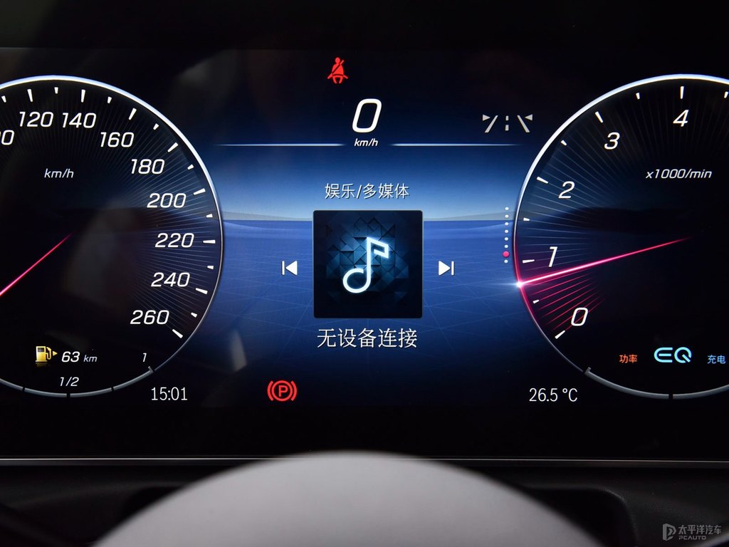 曜巖黑奔馳C級中控內(nèi)飾圖片