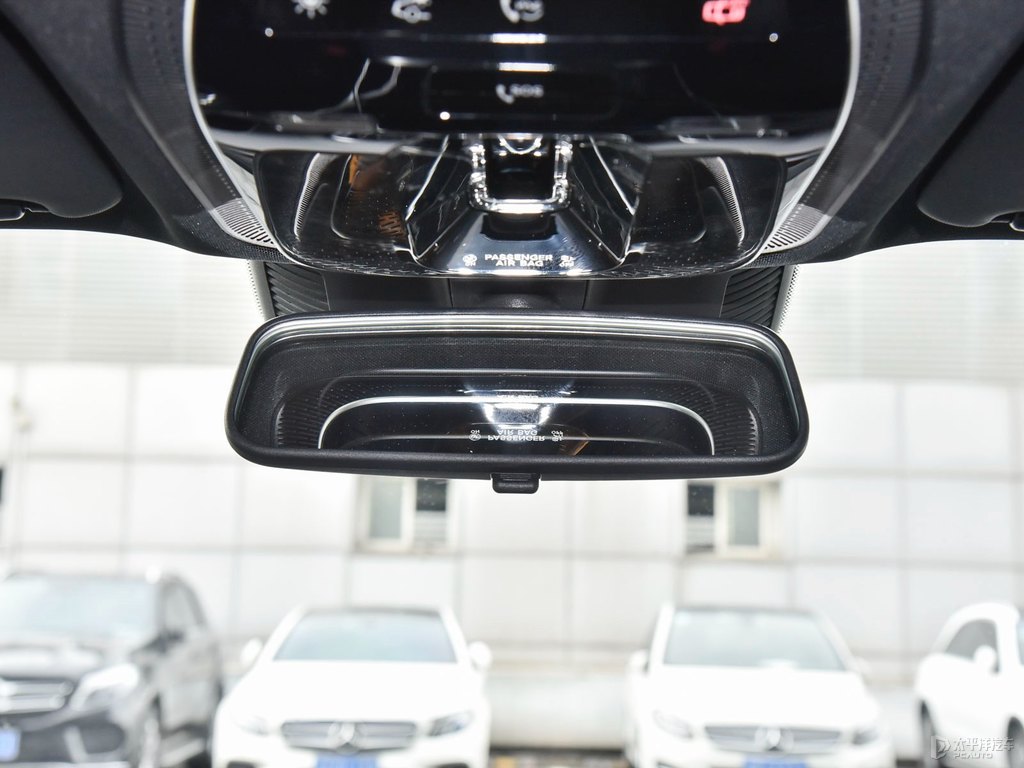 曜巖黑奔馳C級(jí)車廂內(nèi)飾圖片