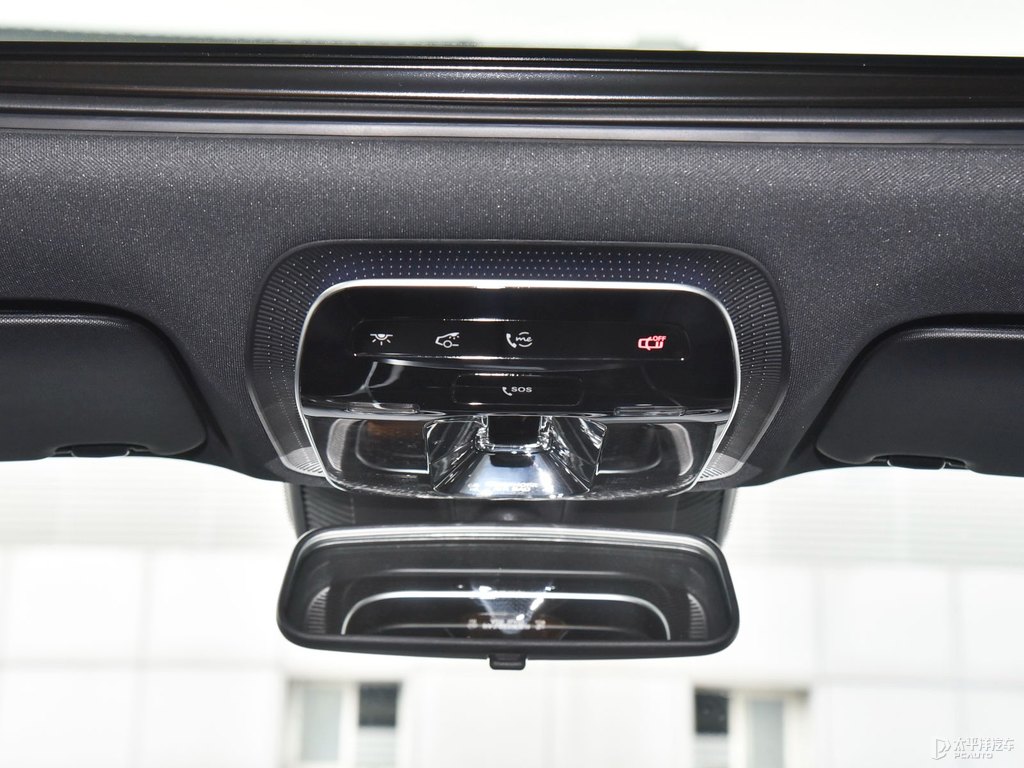 曜巖黑奔馳C級車廂內(nèi)飾圖片