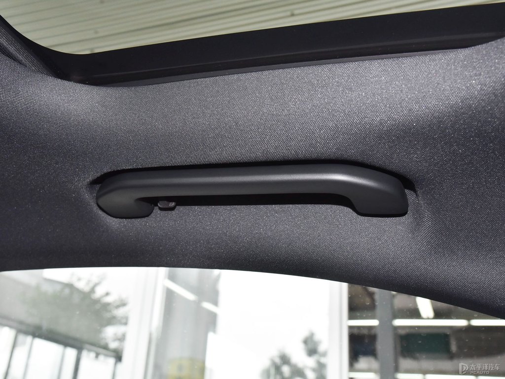 曜巖黑奔馳C級車廂內(nèi)飾圖片