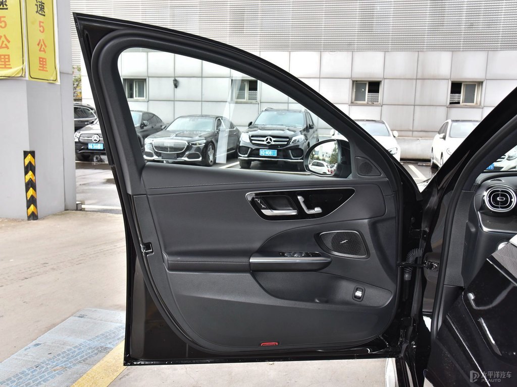 曜巖黑奔馳C級車廂內(nèi)飾圖片