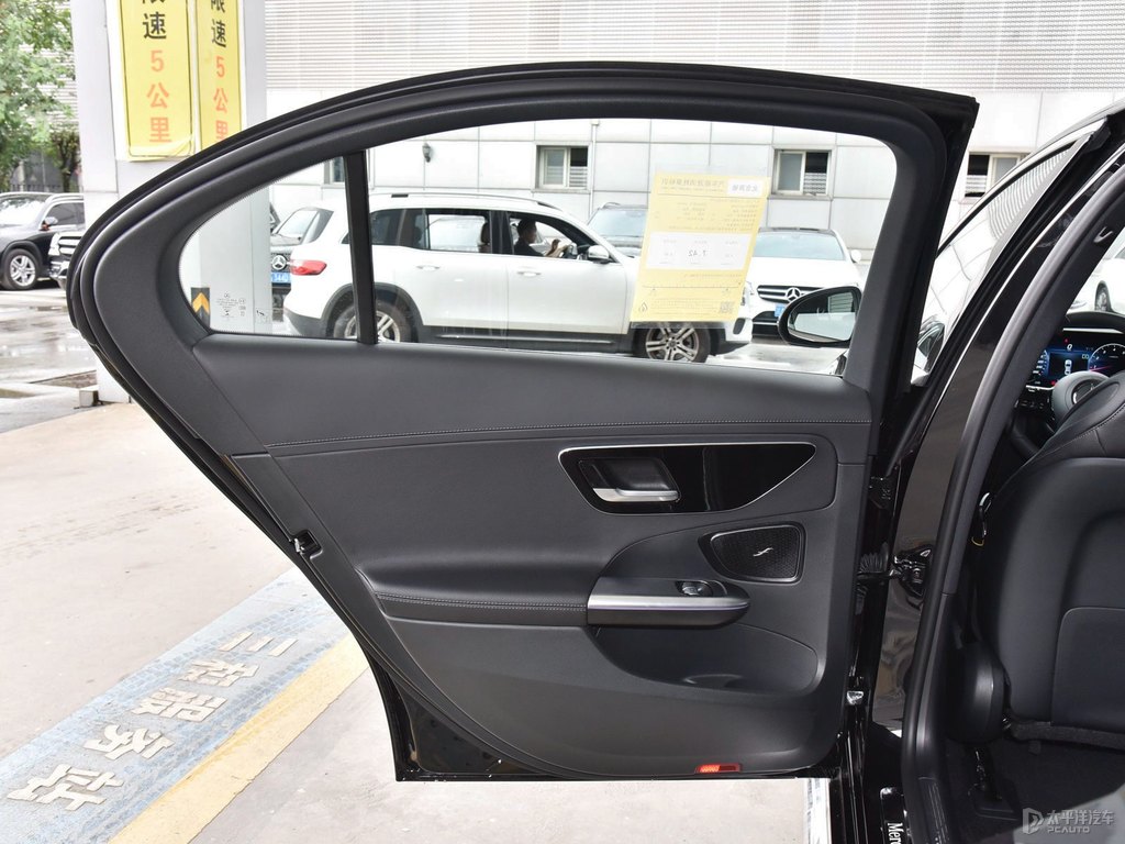 曜巖黑奔馳C級車廂內(nèi)飾圖片