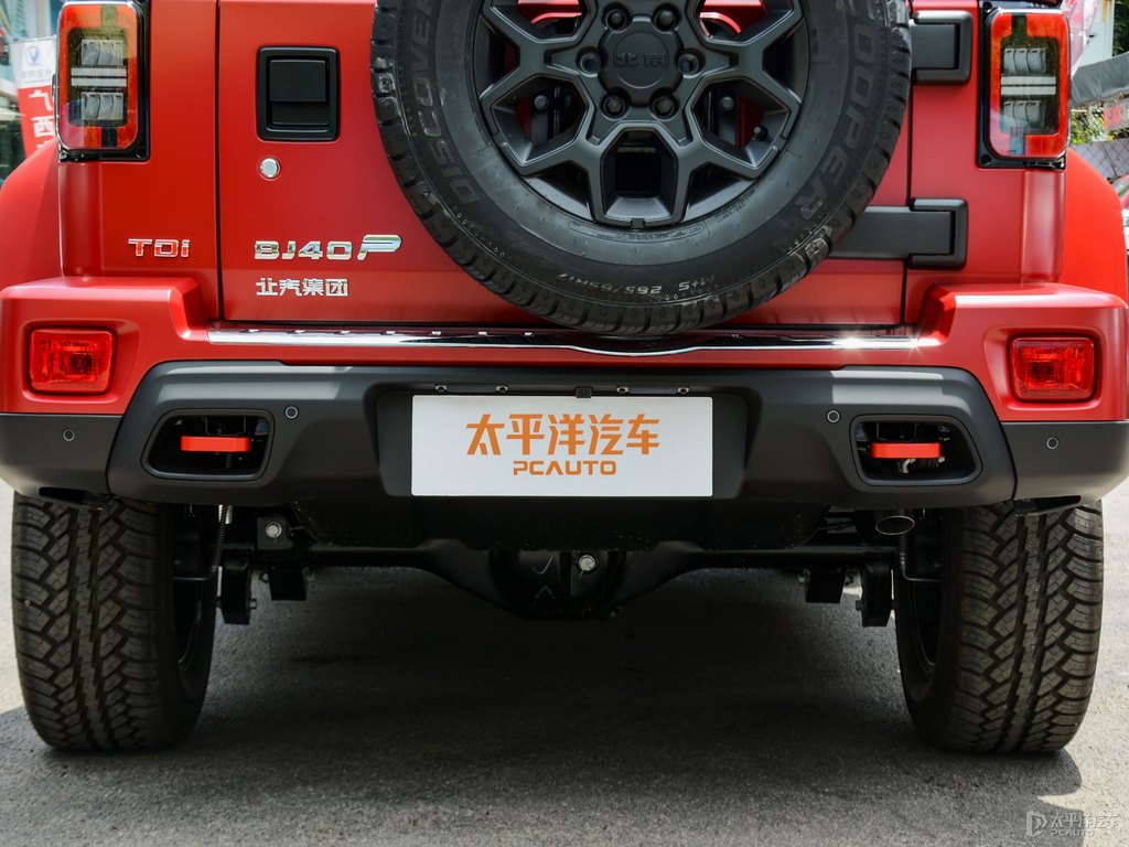 熔巖紅北京BJ40車尾外觀圖片