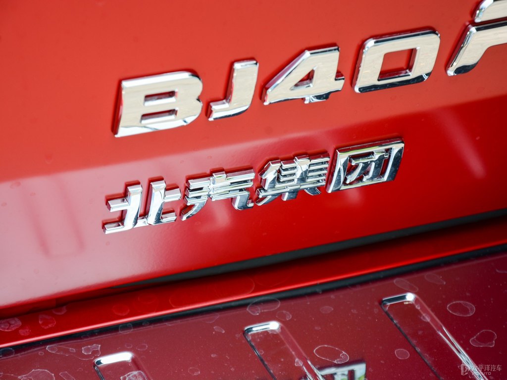 熔巖紅北京BJ40車尾外觀圖片