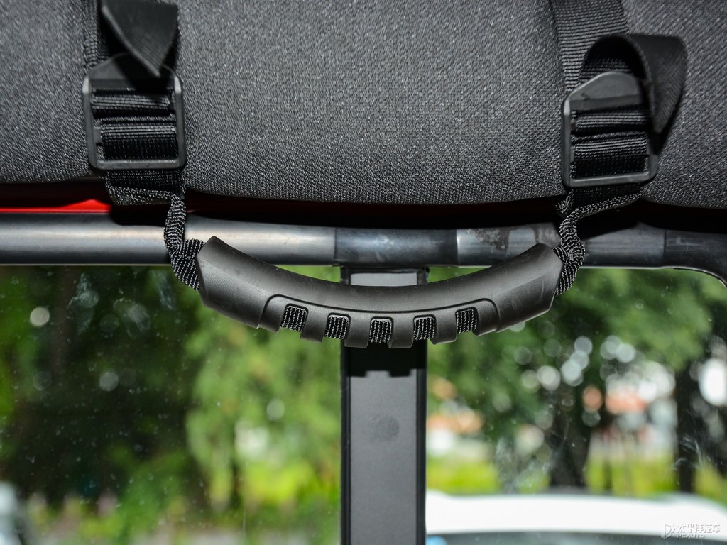 熔巖紅北京BJ40車廂內(nèi)飾圖片