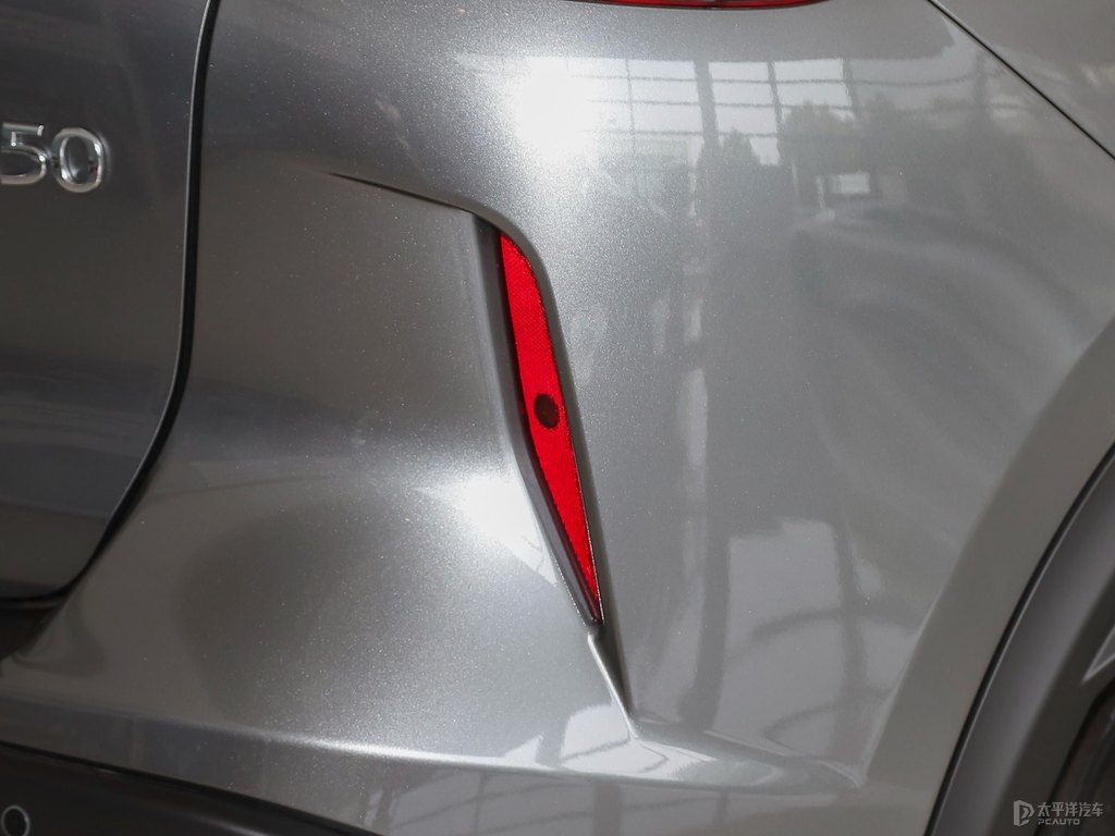 水亮銀英菲尼迪QX50車尾外觀圖片