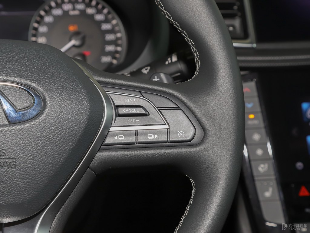 水亮銀英菲尼迪QX50中控內(nèi)飾圖片