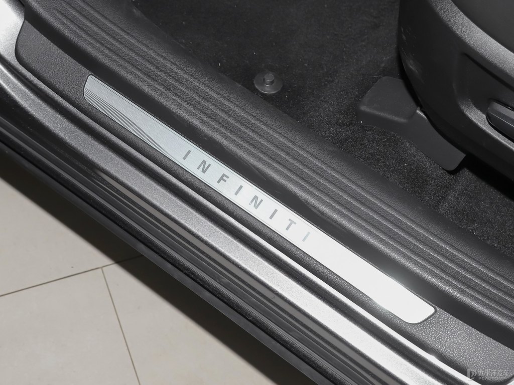 水亮銀英菲尼迪QX50車廂內(nèi)飾圖片