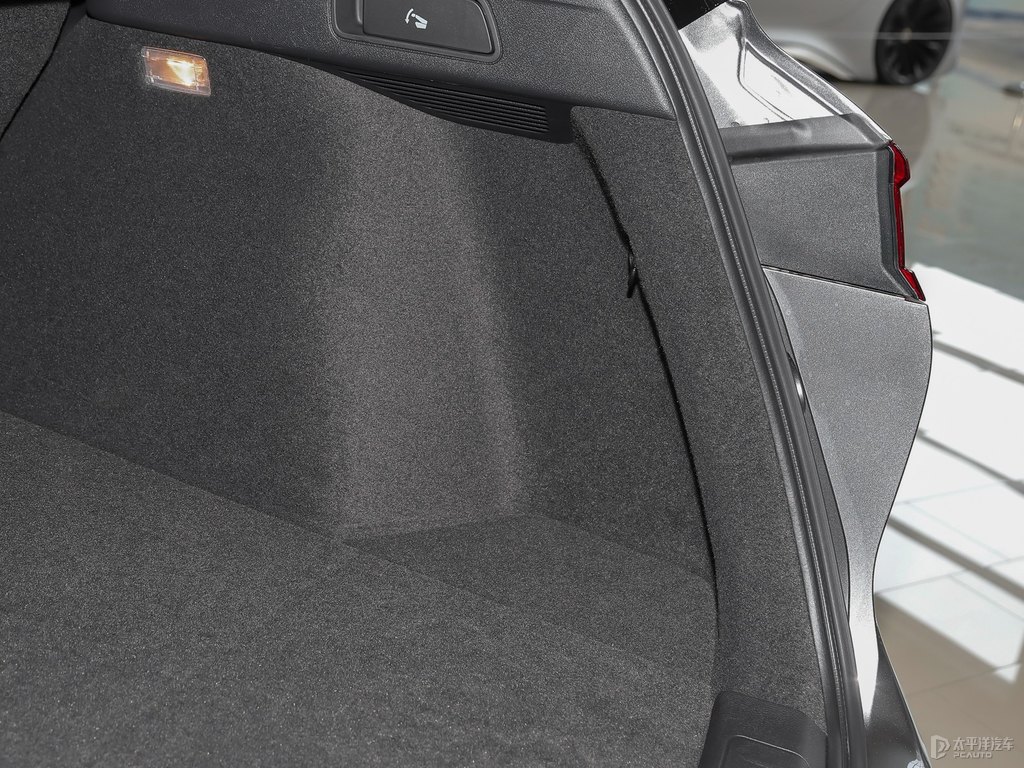 水亮銀英菲尼迪QX50后備廂空間圖片