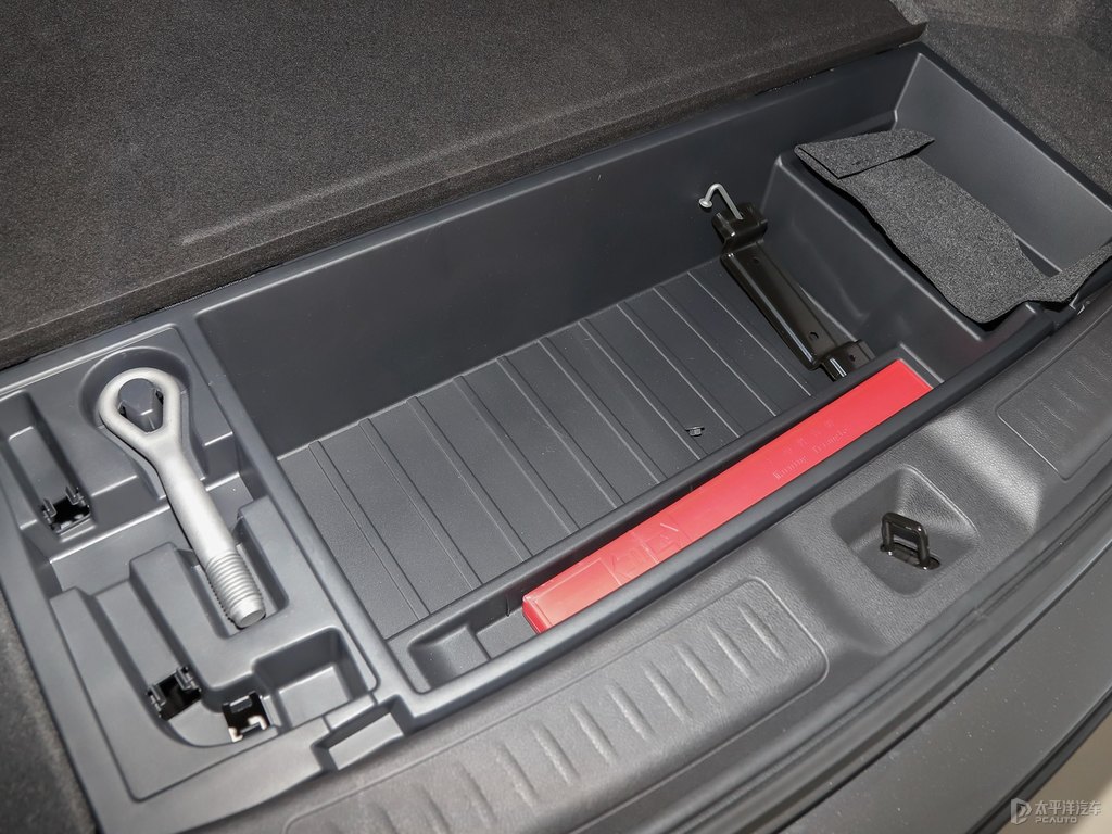 水亮銀英菲尼迪QX50后備廂空間圖片