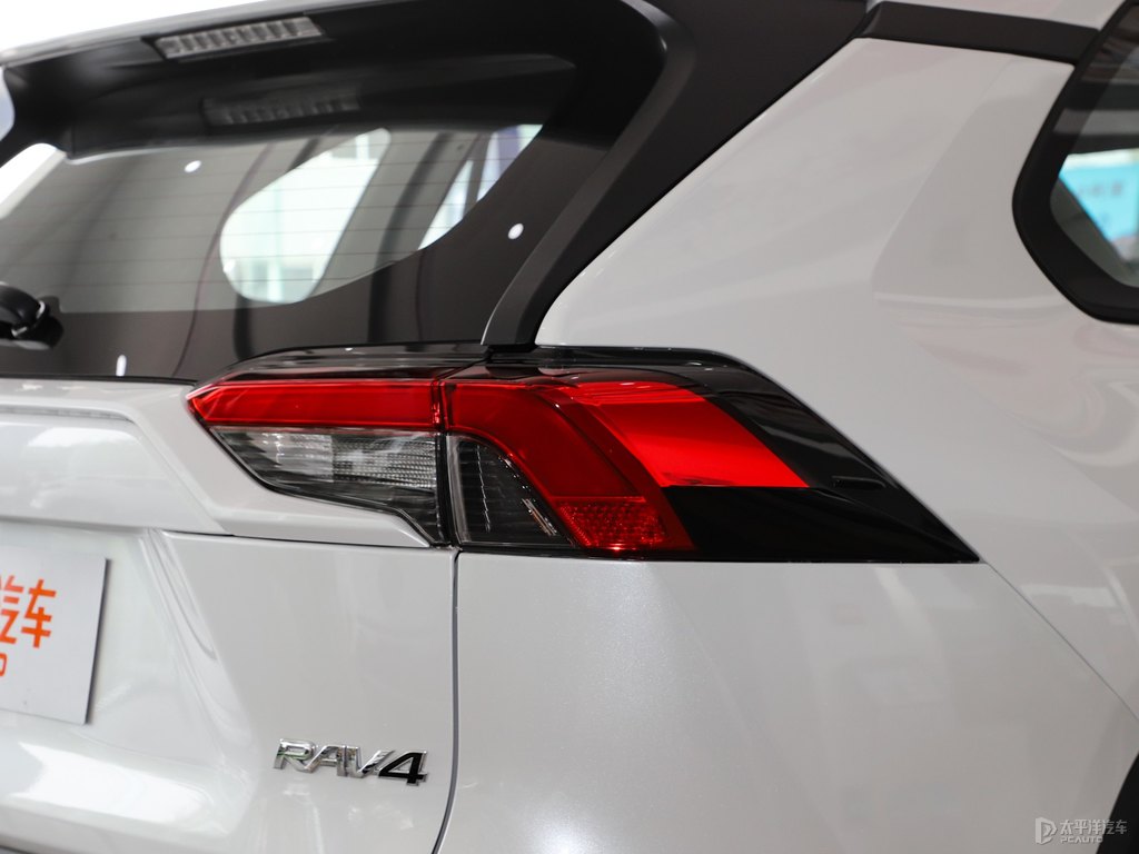 珍珠白RAV4榮放車尾外觀圖片