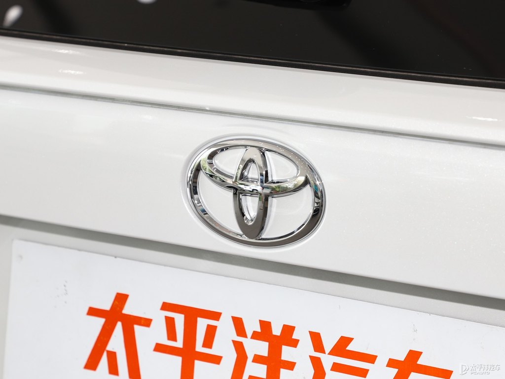 珍珠白RAV4榮放車尾外觀圖片