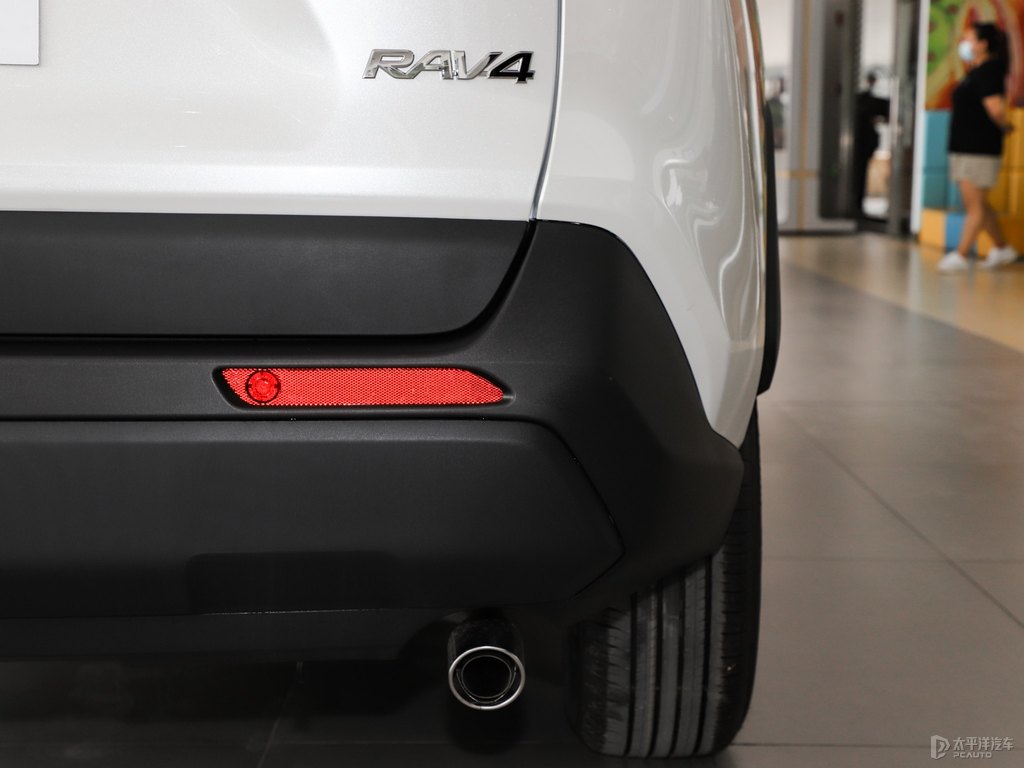 珍珠白RAV4榮放車尾外觀圖片