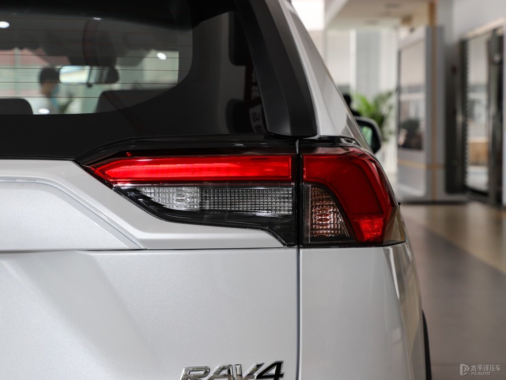 珍珠白R(shí)AV4榮放車(chē)尾外觀圖片