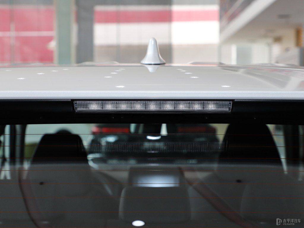 珍珠白RAV4榮放車尾外觀圖片