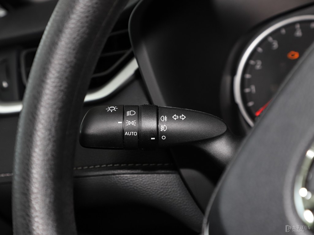 珍珠白RAV4榮放中控內(nèi)飾圖片