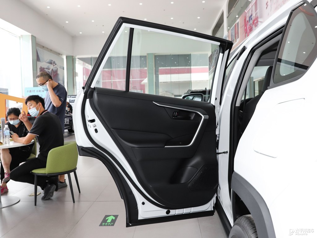 珍珠白RAV4榮放車廂內(nèi)飾圖片