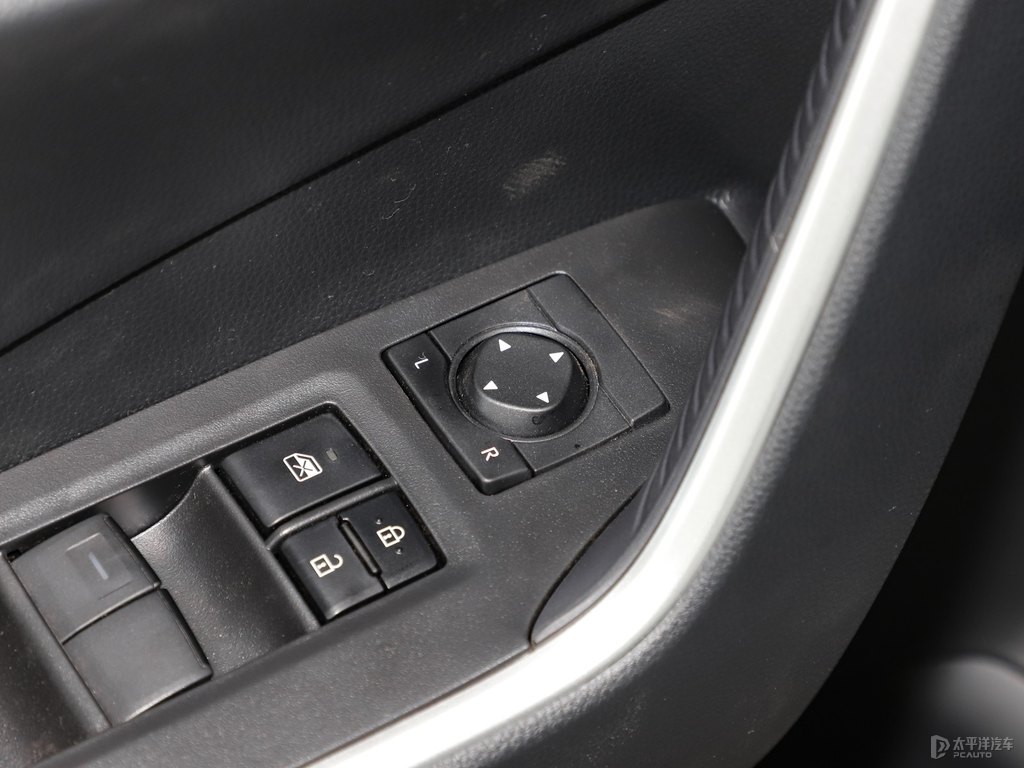 珍珠白R(shí)AV4榮放車廂內(nèi)飾圖片