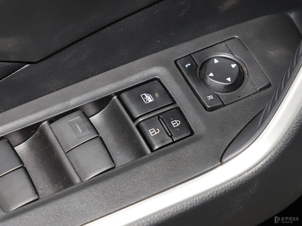 珍珠白RAV4榮放車廂內(nèi)飾圖片