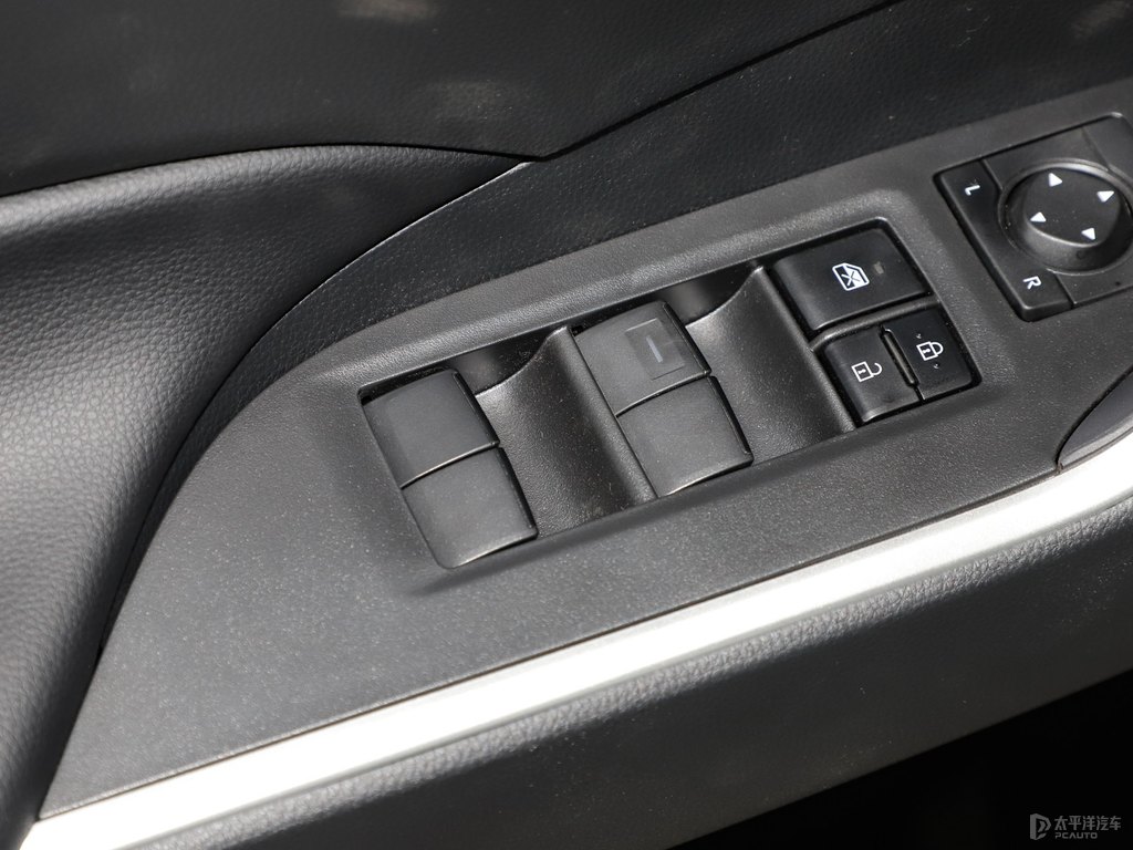 珍珠白RAV4榮放車廂內(nèi)飾圖片