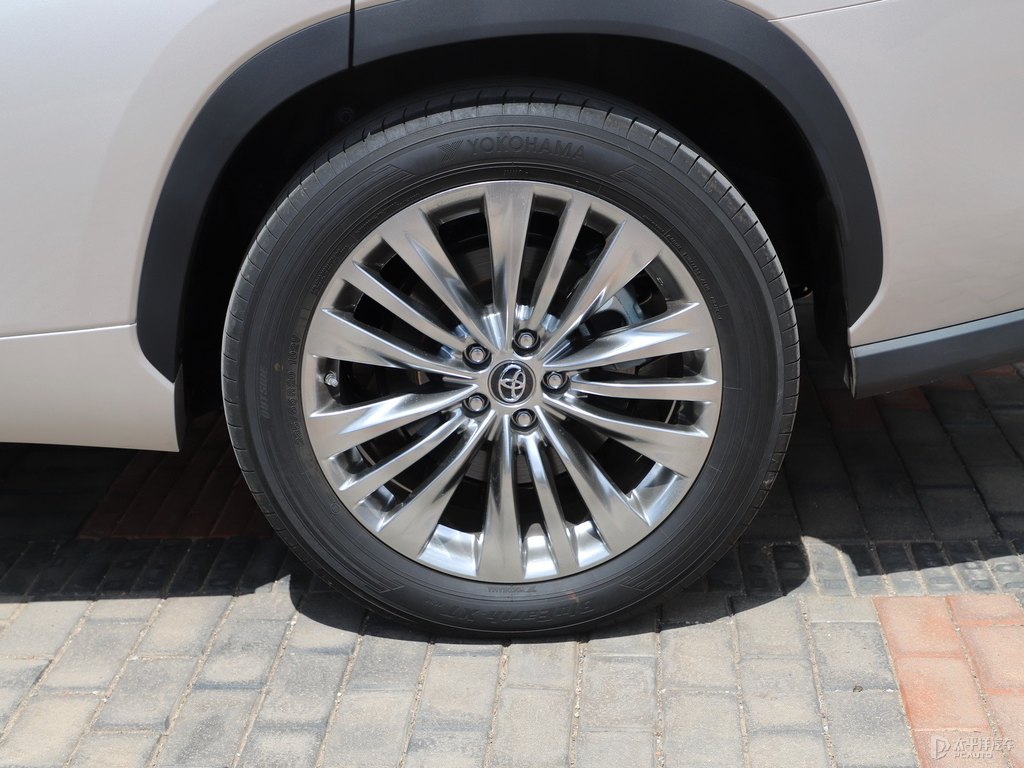 歐泊銀漢蘭達(dá)車身外觀圖片