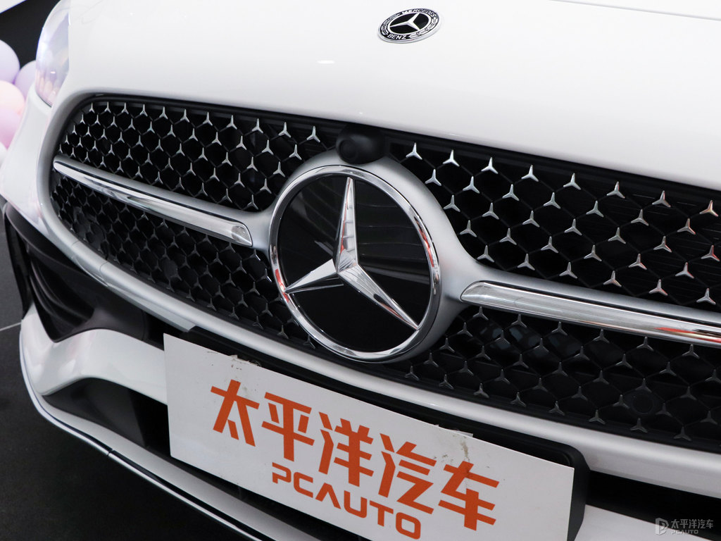 貝母白奔馳C級車頭外觀圖片