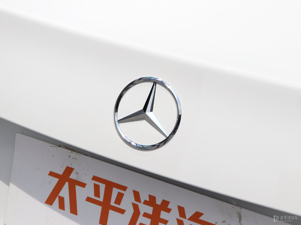 貝母白奔馳C級(jí)車尾外觀圖片