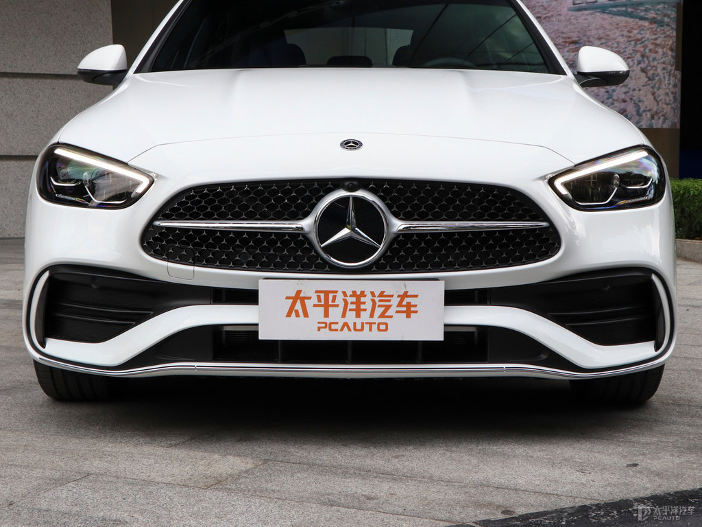 貝母白奔馳C級(jí)車頭外觀圖片