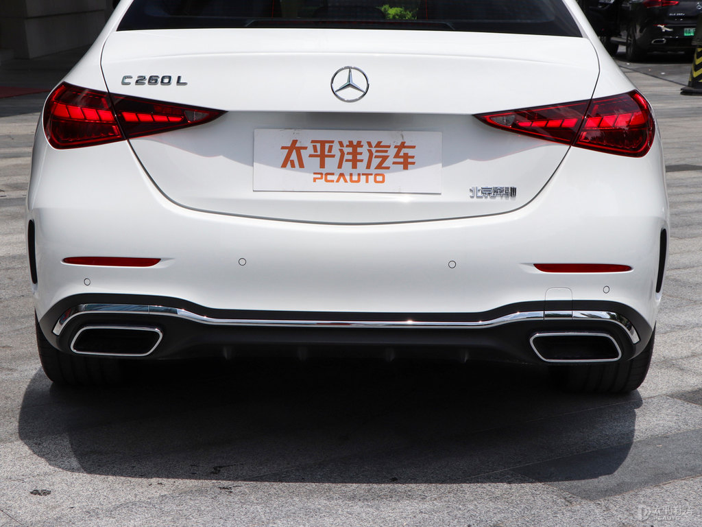 貝母白奔馳C級車尾外觀圖片