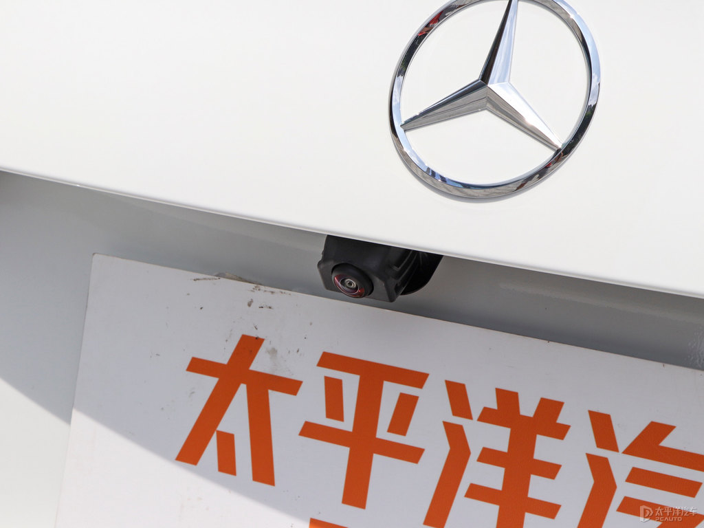 貝母白奔馳C級車尾外觀圖片